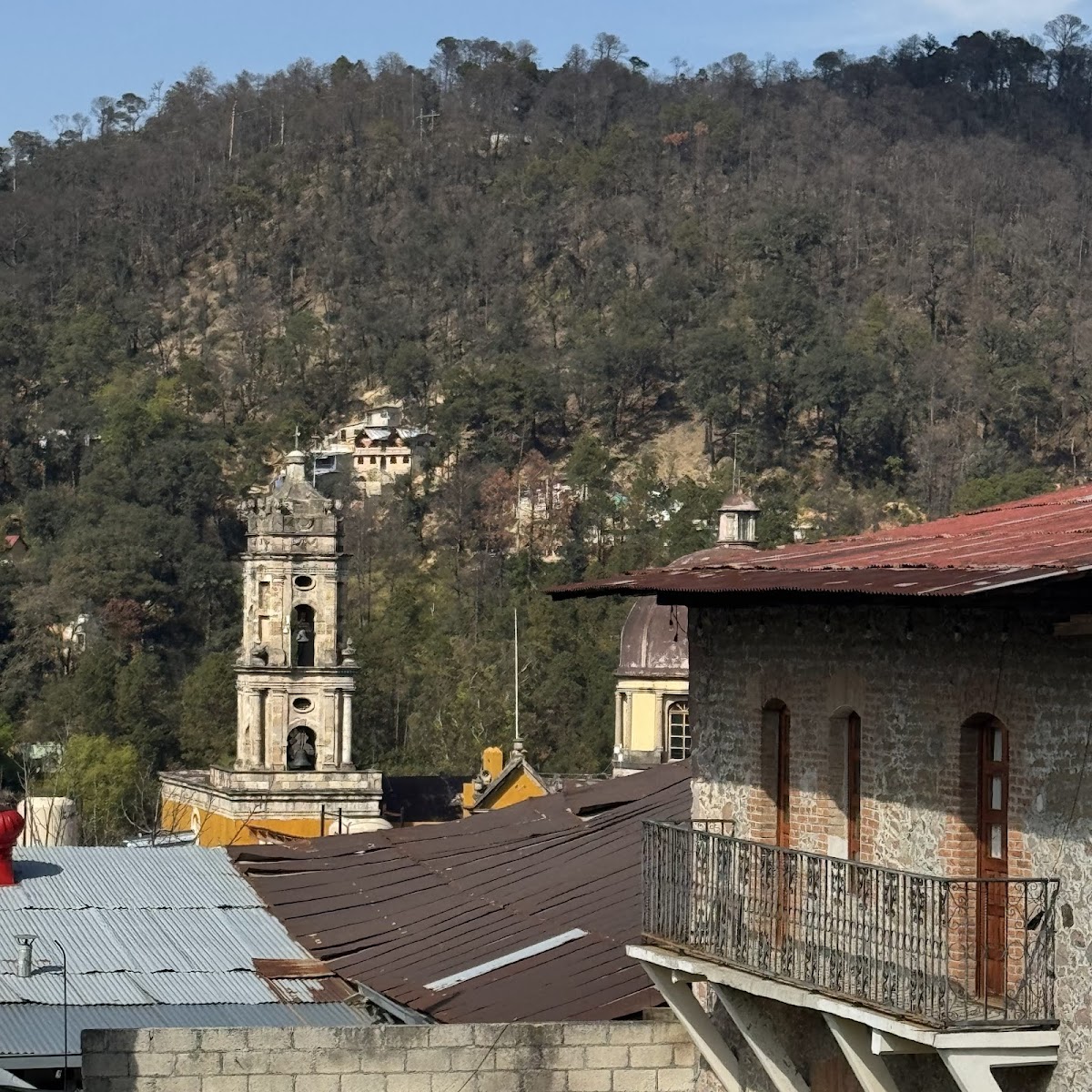 Mesas del restaurante con mantelería típica y ambiente familiar